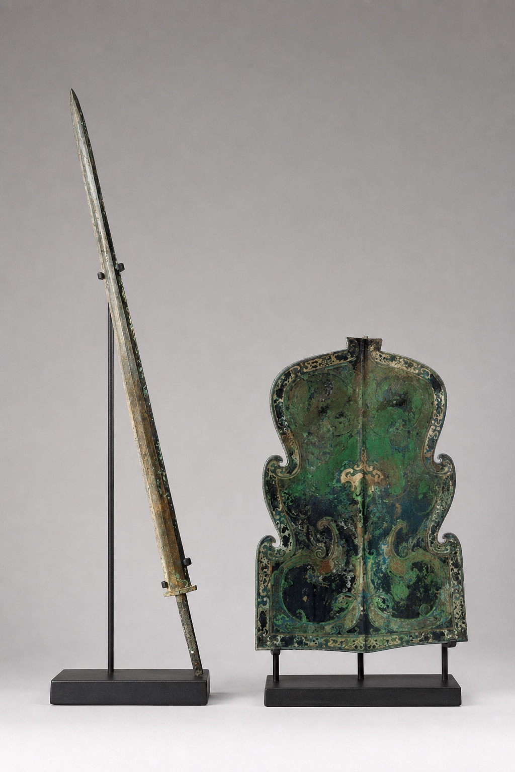 진 청동검·규룡문 청동방패 유물 비교 (Independent Qin Sword and Shield Artifacts) 복식과 무장 장비 복원 이미지